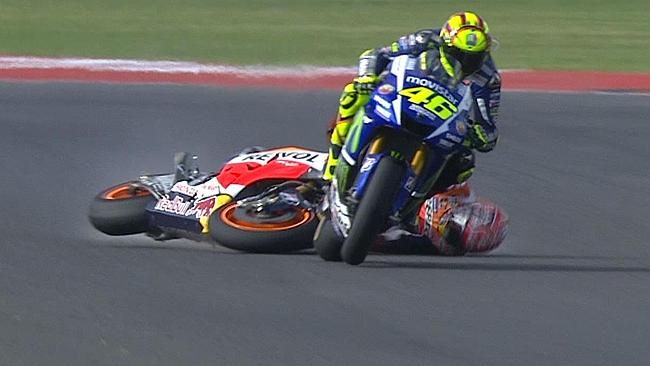 rossi sigue tras derribar a marquez