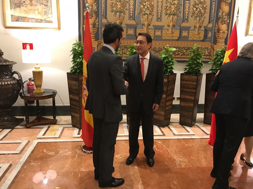 foto embajador chino saludando a d. juan jose sanchez puig